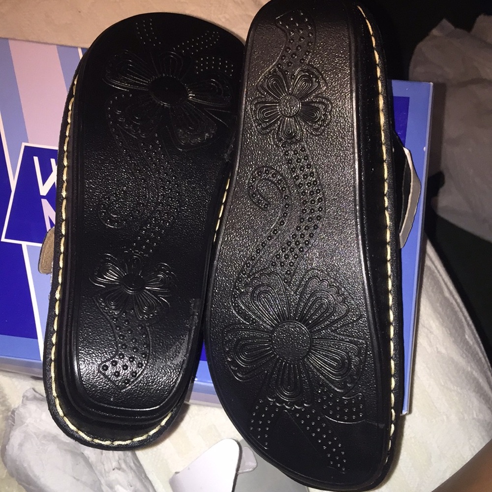 Shoes - Picture 4 of 6